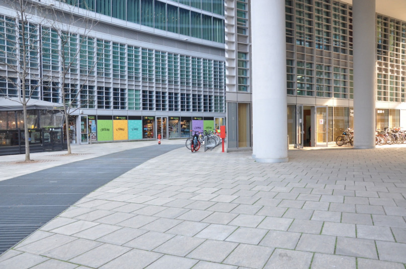 plush74 Italien Mailand Drehort mieten Film Foto Straßen Platz moderne Architektur Glas 19