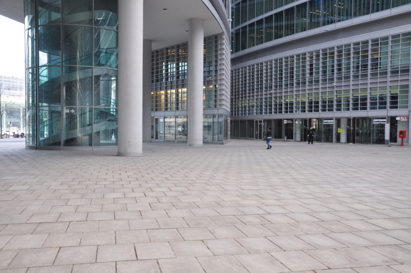 plush74 Italien Mailand Drehort mieten Film Foto Straßen Platz moderne Architektur Glas 22