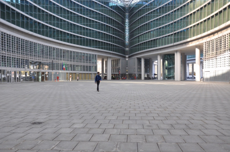 plush74 Italien Mailand Drehort mieten Film Foto Straßen Platz moderne Architektur Glas 24