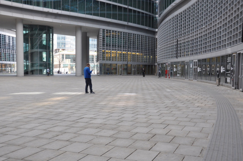 plush74 Italien Mailand Drehort mieten Film Foto Straßen Platz moderne Architektur Glas 26