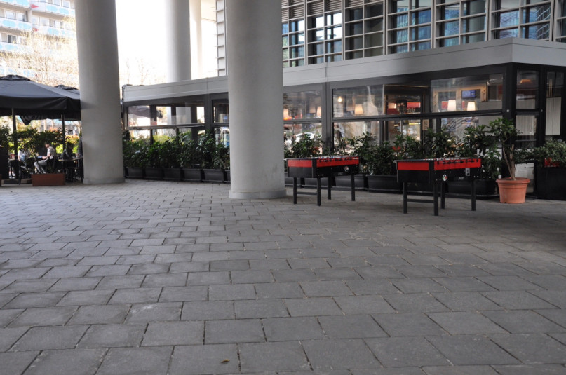 plush74 Italien Mailand Drehort mieten Film Foto Straßen Platz moderne Architektur Glas 27