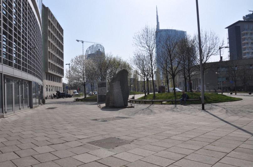 plush74 Italien Mailand Drehort mieten Film Foto Straßen Platz moderne Architektur Glas 3