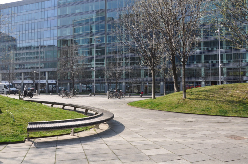 plush74 Italien Mailand Drehort mieten Film Foto Straßen Platz moderne Architektur Glas 4