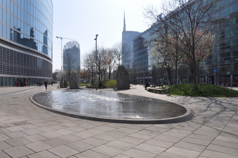 plush74 Italien Mailand Drehort mieten Film Foto Straßen Platz moderne Architektur Glas 7