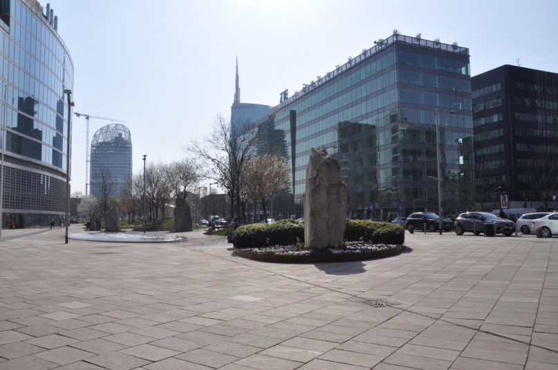 plush74 Italien Mailand Drehort mieten Film Foto Straßen Platz moderne Architektur Glas 9