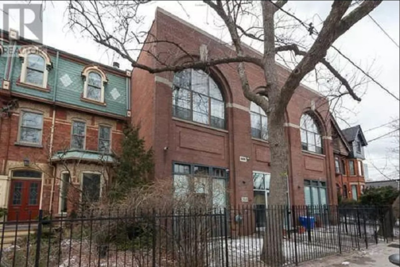 plush74 large bright loft with arched window toronto 9