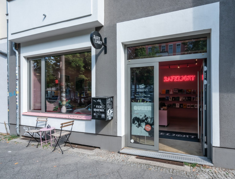 plush74 location photo film berlin germany store shop pink camera 1