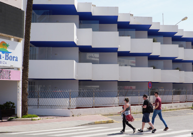 plush74 location scout ibiza streets graphic funky rental pink film photo event urban colors7