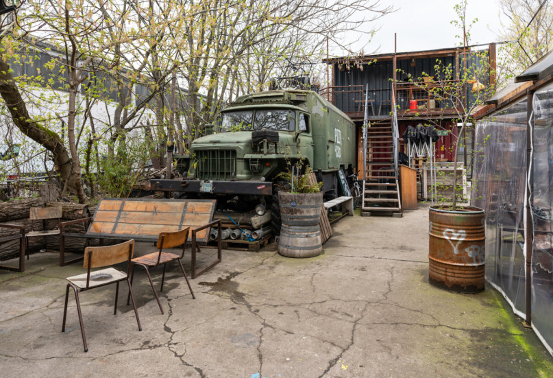 plush74 location scout rental photo film production berlin club bar funky1