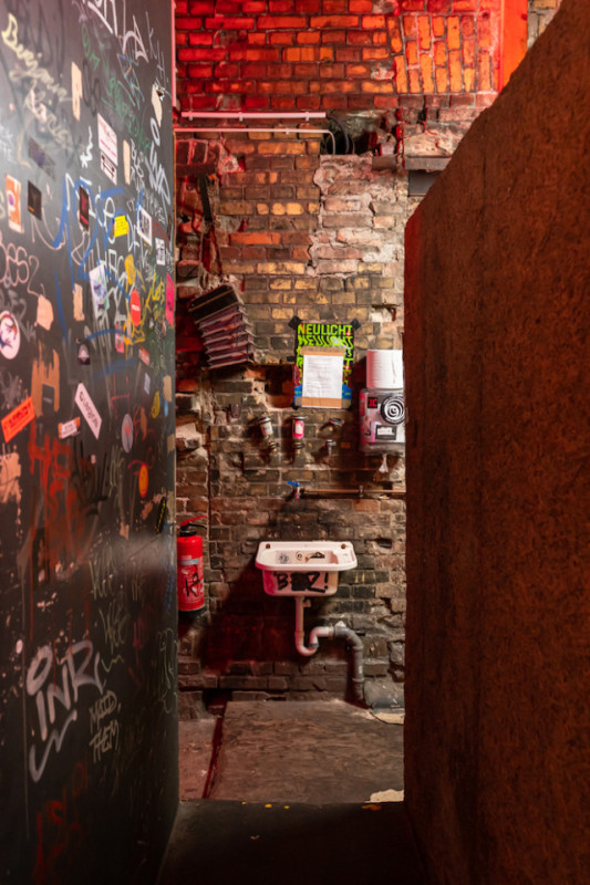 plush74 location scout rental photo film production berlin club bar funky25