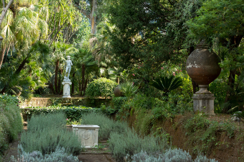 plush74 napoli villa garden 17