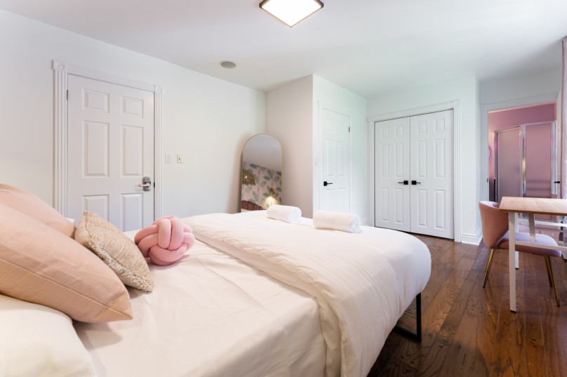 pluche74 foto film evenement locatie toronto stedelijk privé huis canada helder kleurrijk huis 40