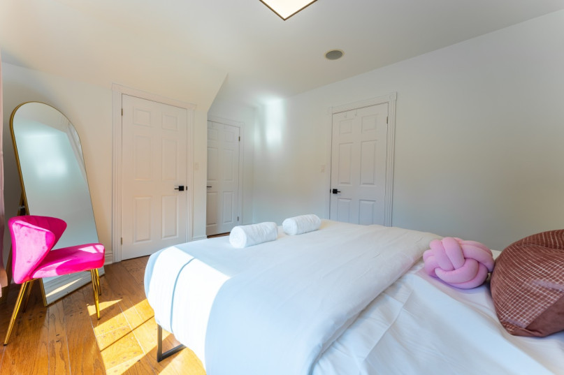 pluche74 foto film evenement locatie toronto stedelijk privé huis canada helder kleurrijk huis 42