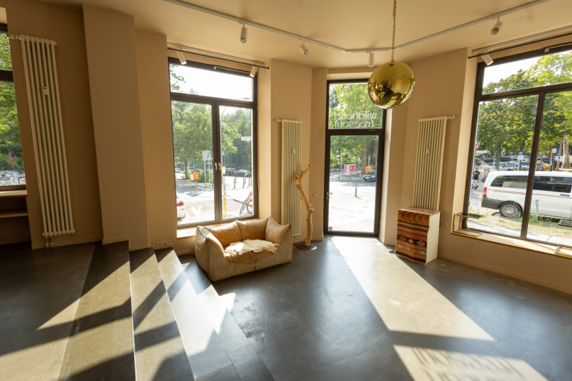 plush74 spacious pop up showroom in berlin 11 (2)