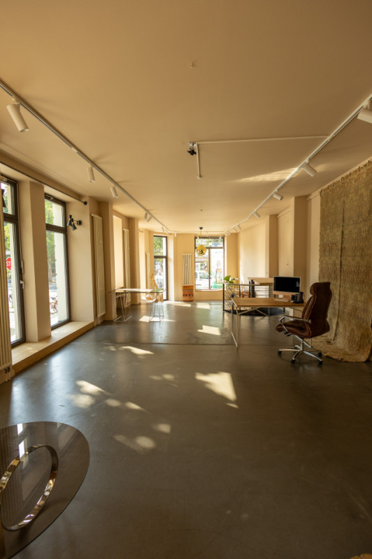 plush74 spacious pop up showroom in berlin 15