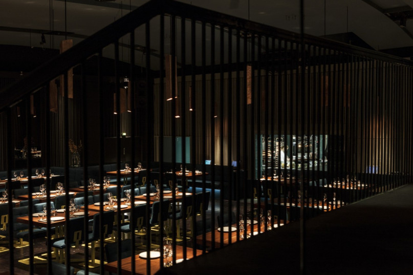 restaurant location berlin plush742