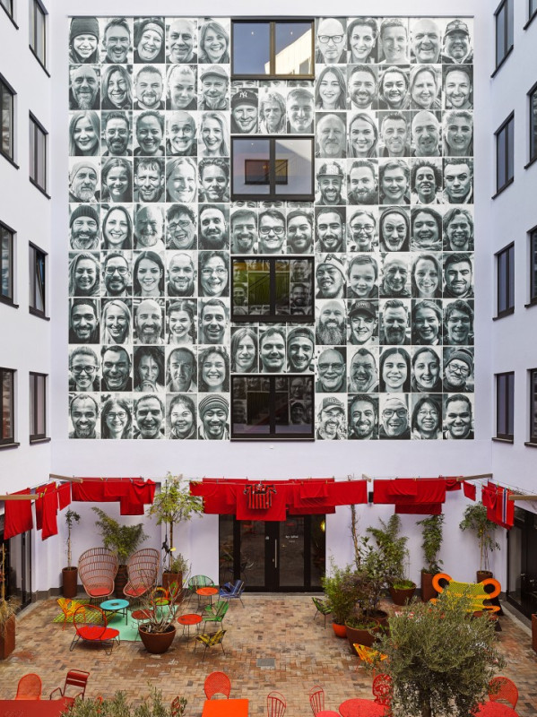 25h trip stephanlemke courtyard medium 1