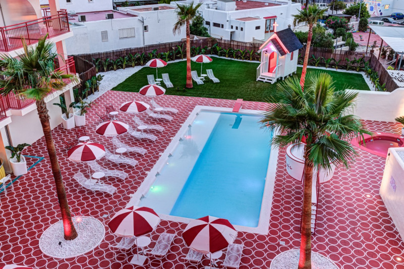 ajp7830and8more2019 12 outdoor chalet sun022