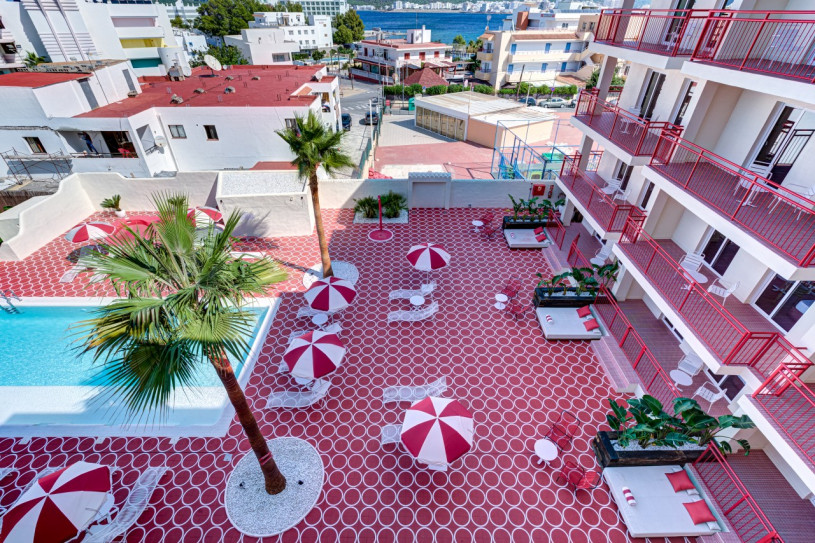 ajp9036and8more2020 06 outside chalet blend032