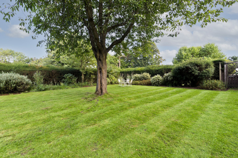 gch front walled garden