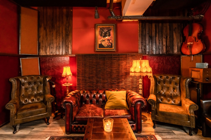 plush74 1920s roaring hideaway 24