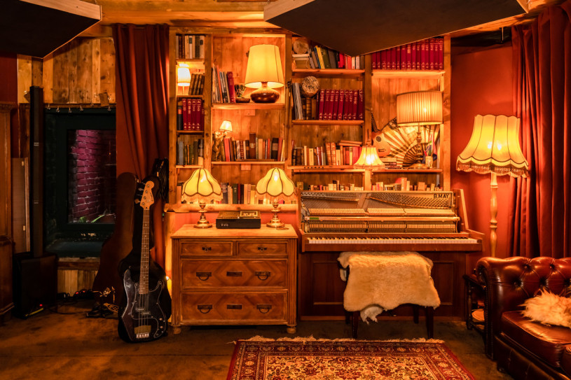 plush74 1920s roaring hideaway 36