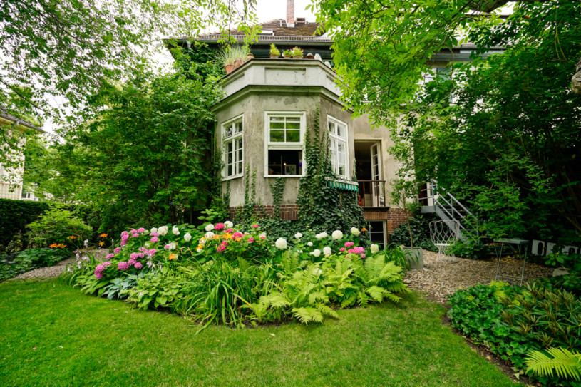 plush74 berlin house historical architecture furniture classics location photo film scout villa garden flowers 26