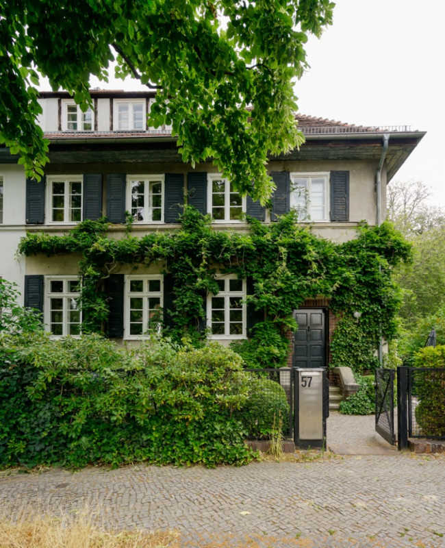 plush74 berlin house historical architecture furniture classics location photo film scout villa garden flowers 29