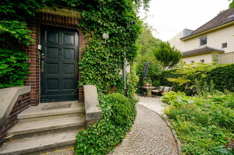 plush74 berlin house historical architecture furniture classics location photo film scout villa garden flowers 30