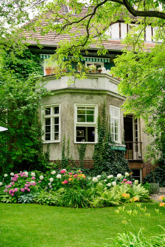 plush74 berlin house historical architecture furniture classics location photo film scout villa garden flowers 31