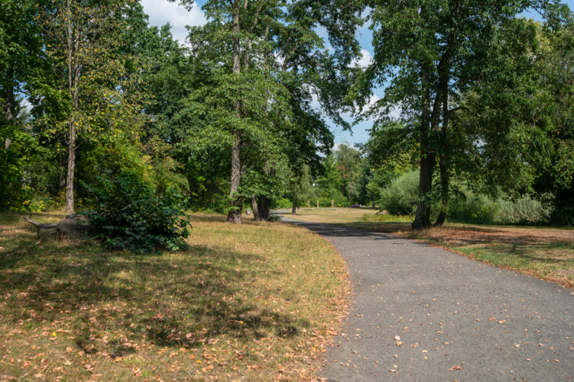 plush74 berlin location rental film scout photo village american style17