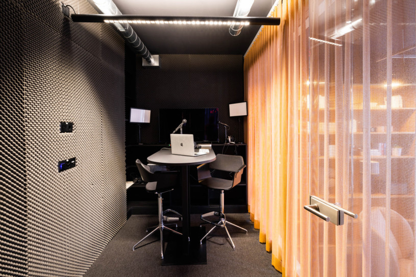 plush74 central workspace charm 24