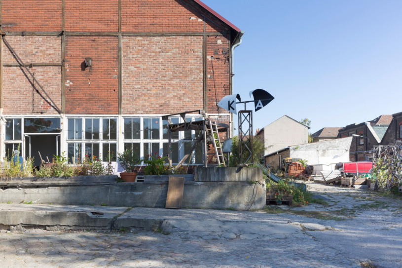 plush74 charming industrial terrace with water dock 11