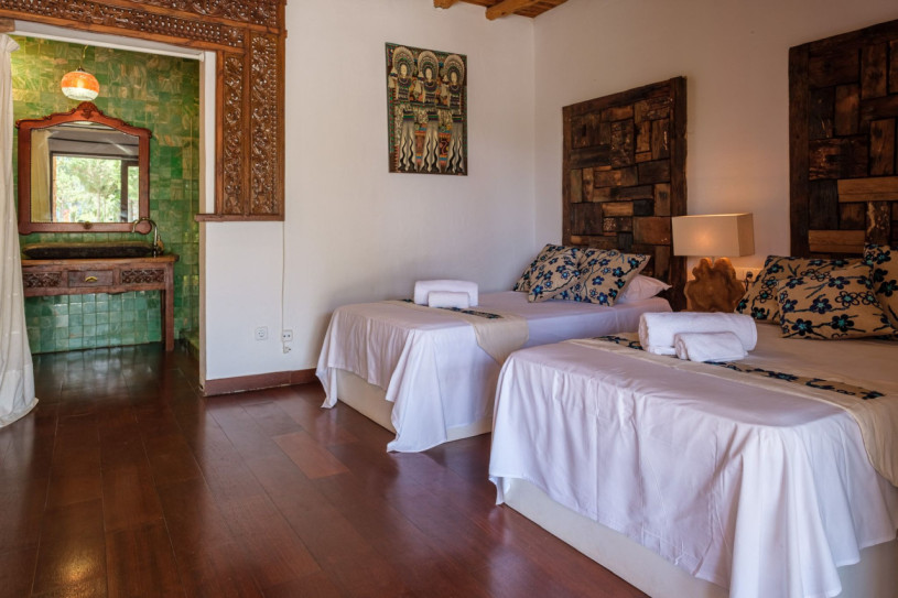 plush74 colourful charm villa 9