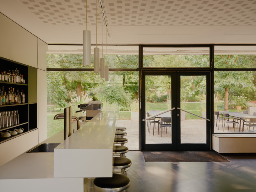 plush74 eternithaus im hansaviertel bar entrance terrace 2