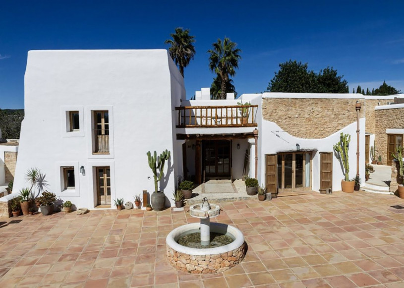 plush74 historic farmhouse villa 4