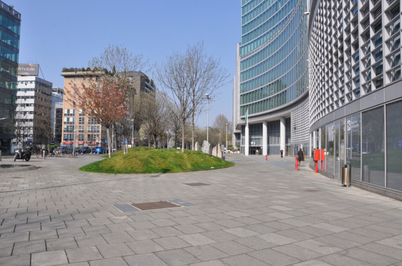 plush74 Italien Mailand Drehort mieten Film Foto Straßen Platz moderne Architektur Glas 1