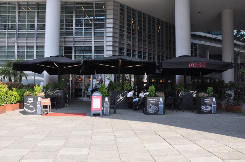 plush74 Italien Mailand Drehort mieten Film Foto Straßen Platz moderne Architektur Glas 10