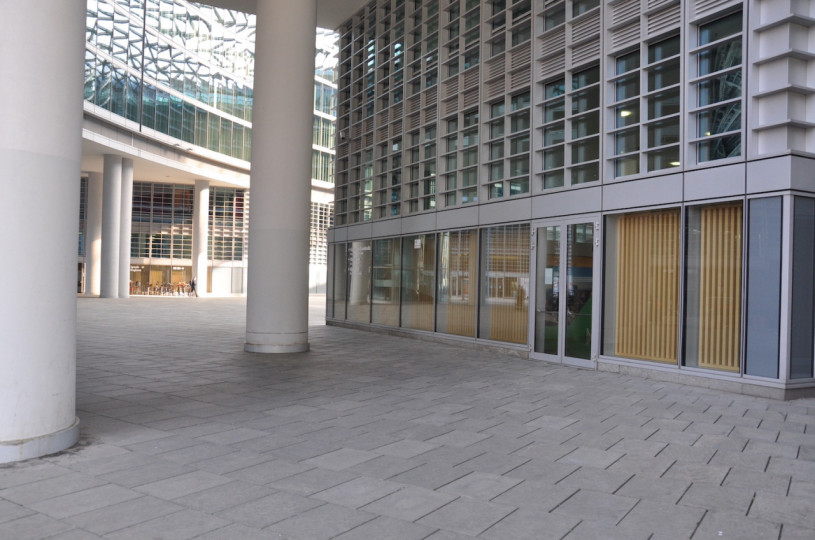 plush74 Italien Mailand Drehort mieten Film Foto Straßen Platz moderne Architektur Glas 11