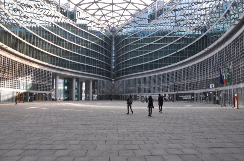 plush74 Italien Mailand Drehort mieten Film Foto Straßen Platz moderne Architektur Glas 13