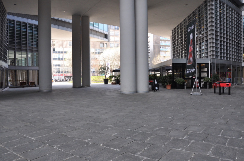 plush74 Italien Mailand Drehort mieten Film Foto Straßen Platz moderne Architektur Glas 14