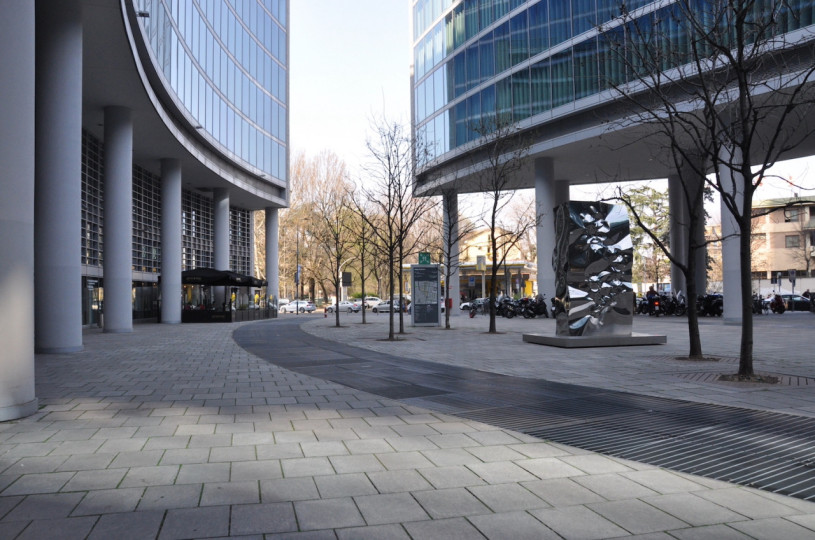 plush74 Italien Mailand Drehort mieten Film Foto Straßen Platz moderne Architektur Glas 16