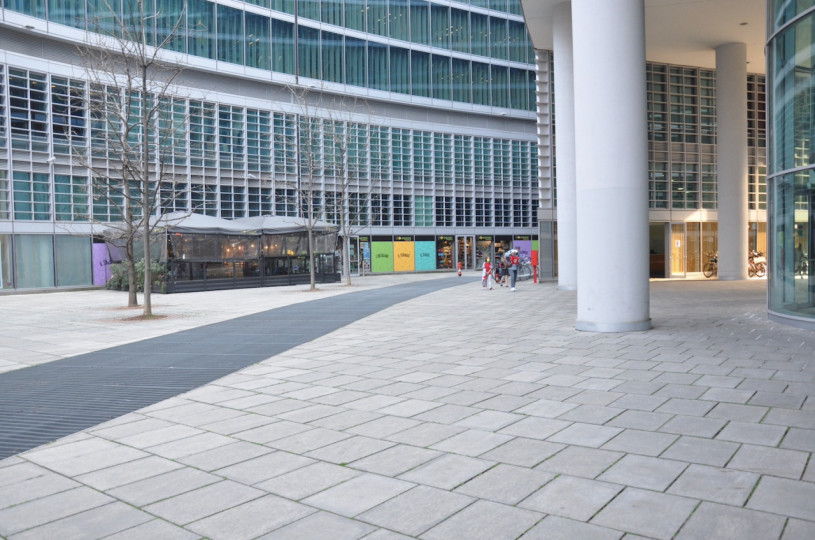 plush74 Italien Mailand Drehort mieten Film Foto Straßen Platz moderne Architektur Glas 17