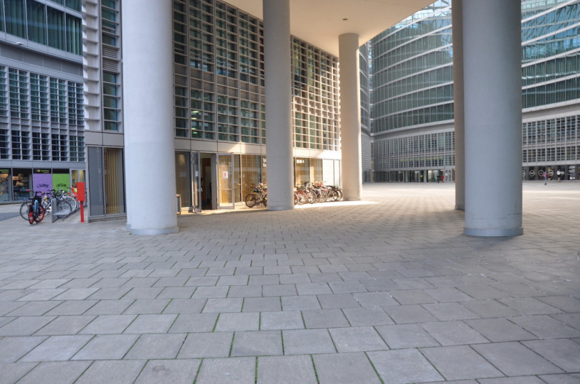 plush74 Italien Mailand Drehort mieten Film Foto Straßen Platz moderne Architektur Glas 18