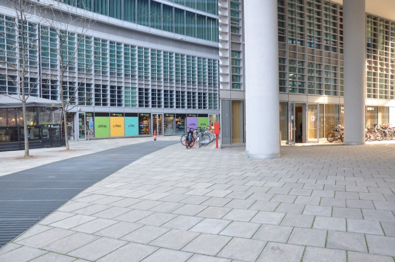 plush74 Italien Mailand Drehort mieten Film Foto Straßen Platz moderne Architektur Glas 19