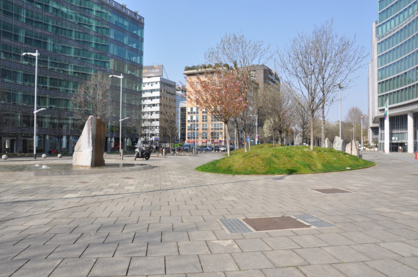 plush74 Italien Mailand Drehort mieten Film Foto Straßen Platz moderne Architektur Glas 2