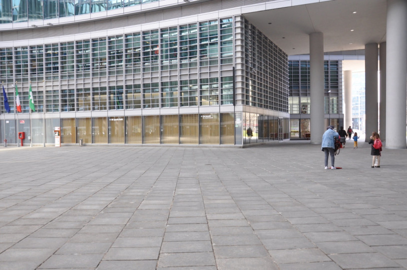 plush74 Italien Mailand Drehort mieten Film Foto Straßen Platz moderne Architektur Glas 21