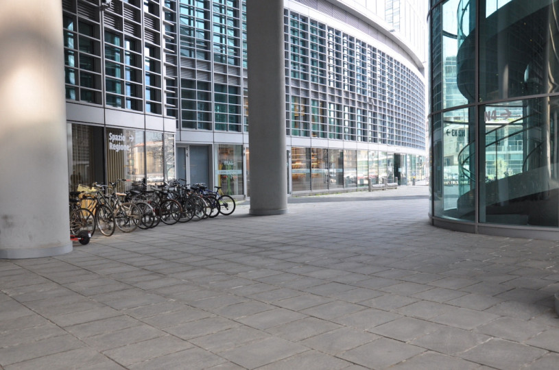 plush74 Italien Mailand Drehort mieten Film Foto Straßen Platz moderne Architektur Glas 23