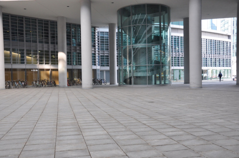 plush74 Italien Mailand Drehort mieten Film Foto Straßen Platz moderne Architektur Glas 25