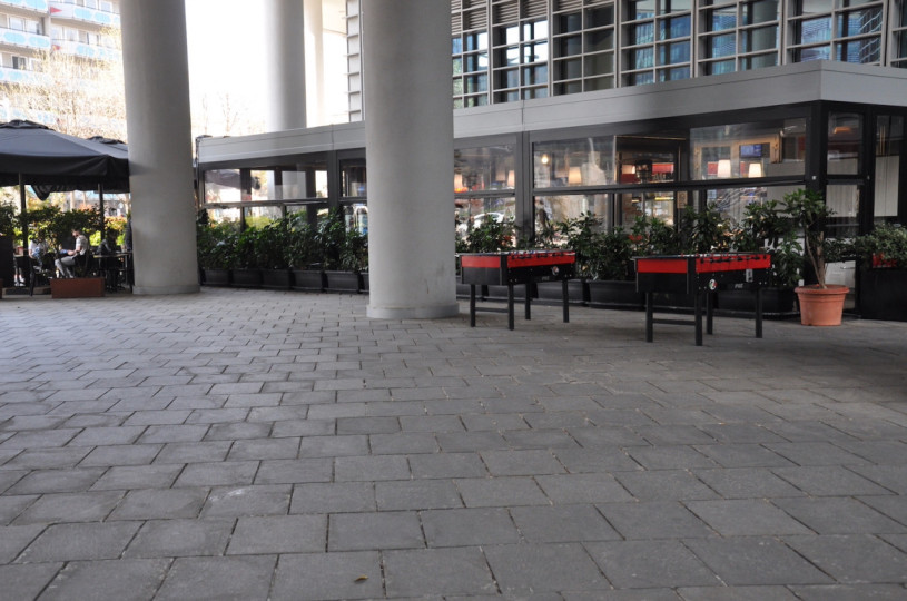 plush74 Italien Mailand Drehort mieten Film Foto Straßen Platz moderne Architektur Glas 27